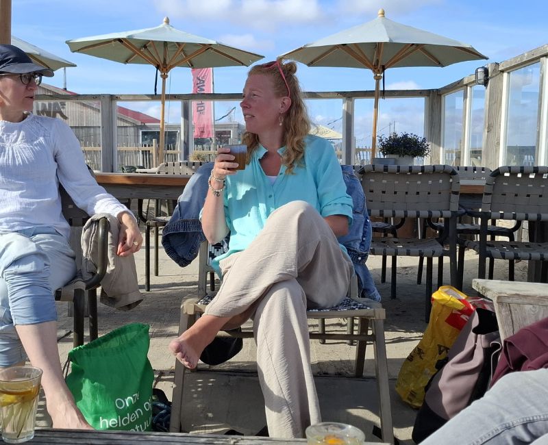 Ontspannen ontmoeting tussen vrouwelijke ondernemers tijdens het festival